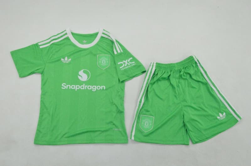 Kids Manchester United 25/26 Goalkeeper Green Soccer Jersey And Shorts